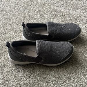NEW Vionic ROZA gray slip on sneakers -9.5